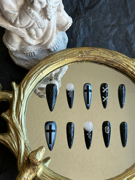Black and white gothic nail set
