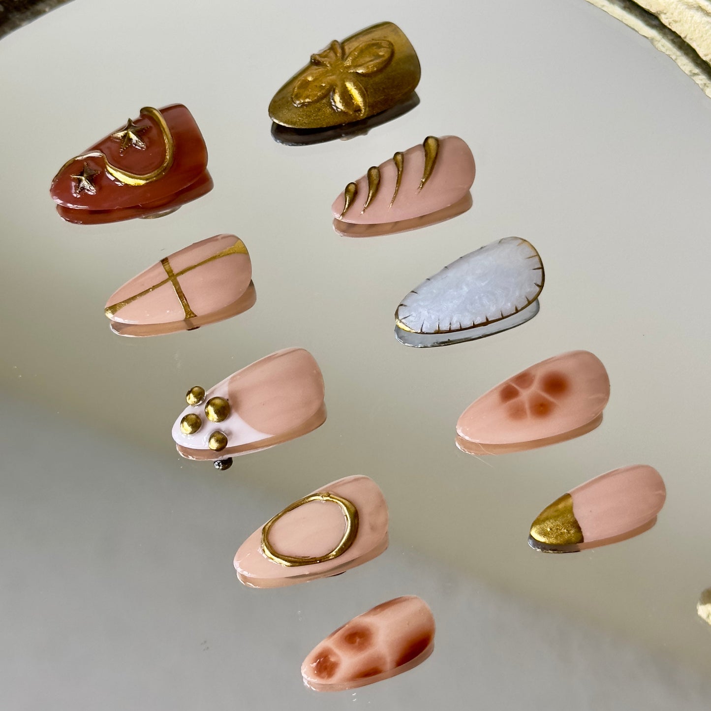 Side view highlighting the pearlescent white thread gel ridges and 3D liquid gold chrome lines.