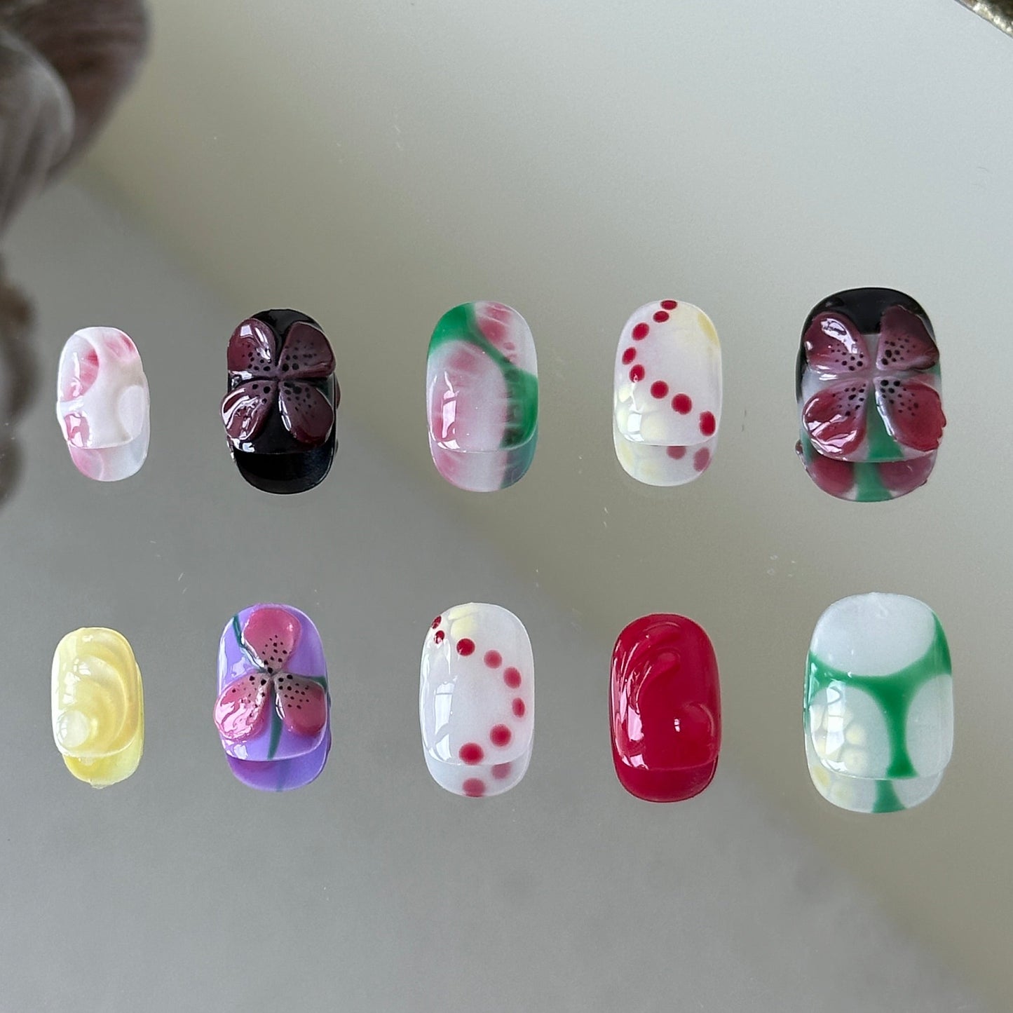 Back view highlighting the short round shape and the multi-textured glossy finish of the Tropilush set.